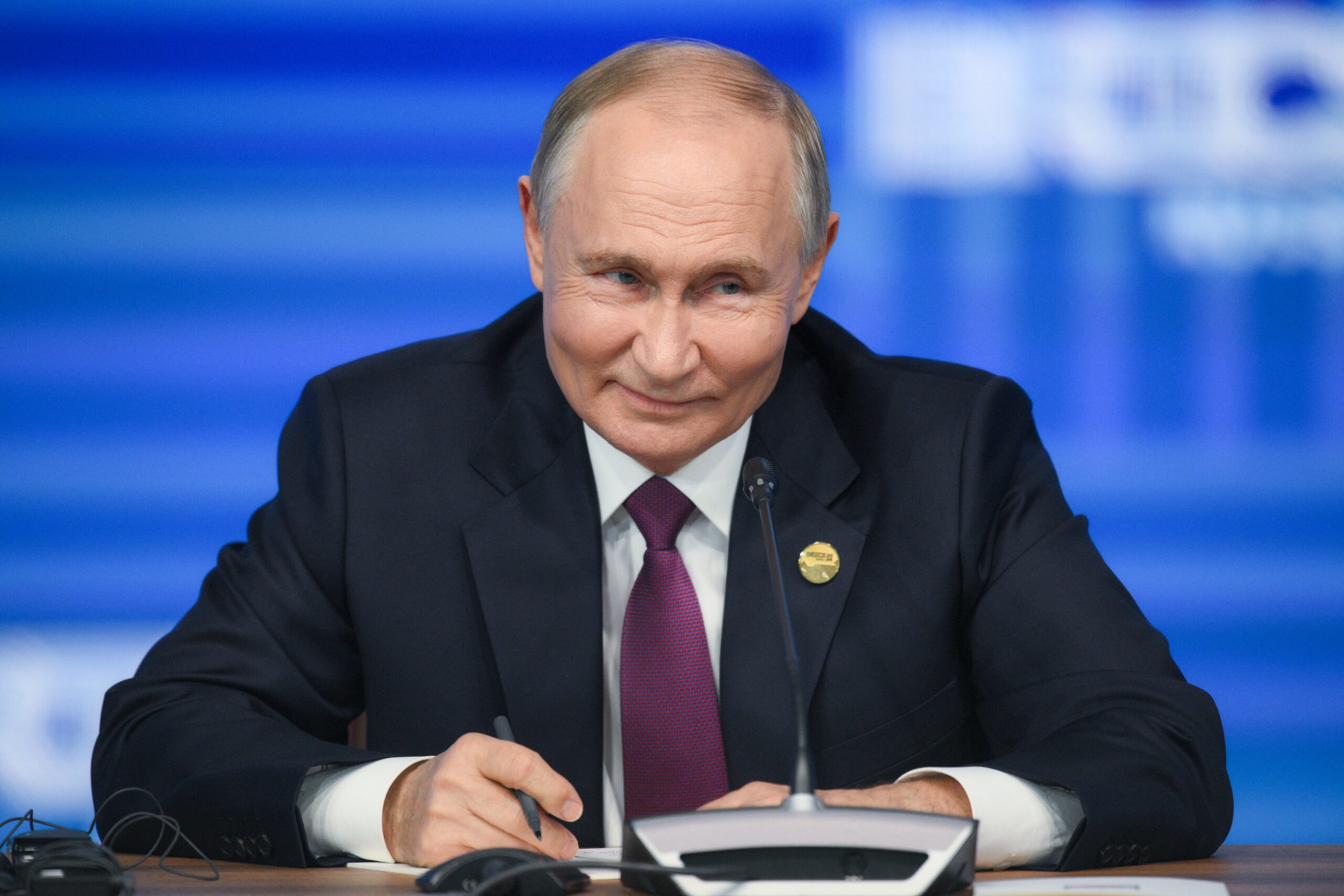 Путин заставляет украинцев в оккупации и России уехать или “легализоваться”