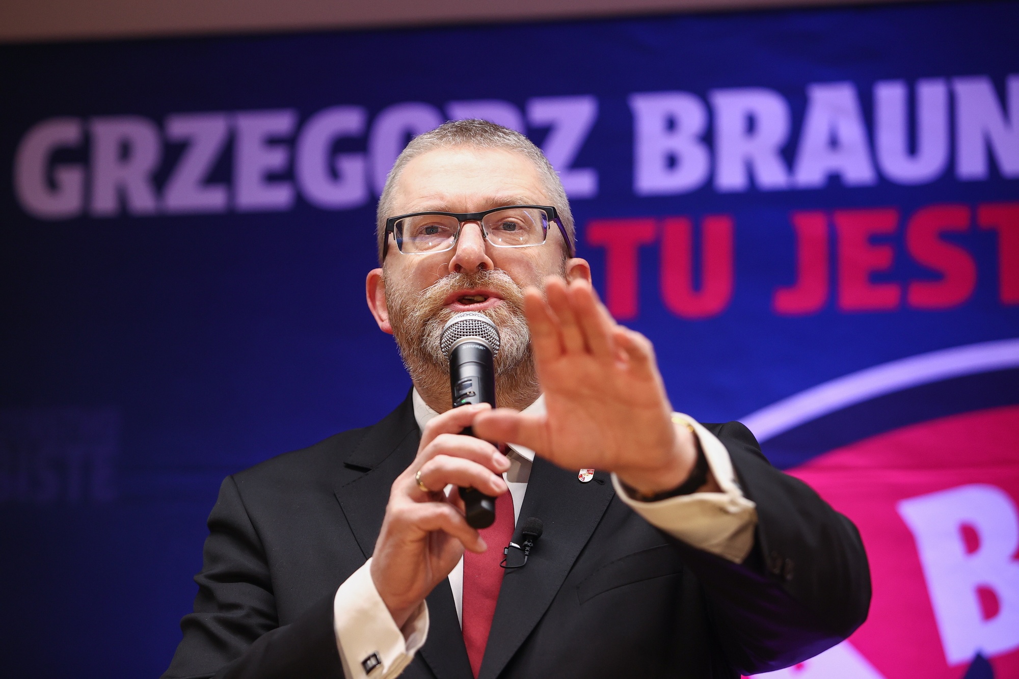 “Виведи їх до ресторану”. Як польський ультраправий зірвав слухання про Росію в Європарламенті